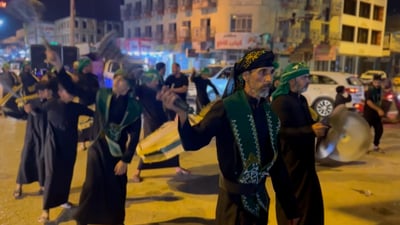 تطبير وزنجيل في شارع المواكب وسط الديوانية في ذكرى جرح الإمام علي (فيديو)
