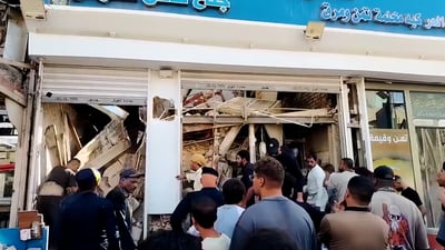 المشاهد الأولى لسقوط سقف مطعم الآش وسط النجف.. إنقاذ عامل والبحث مستمر