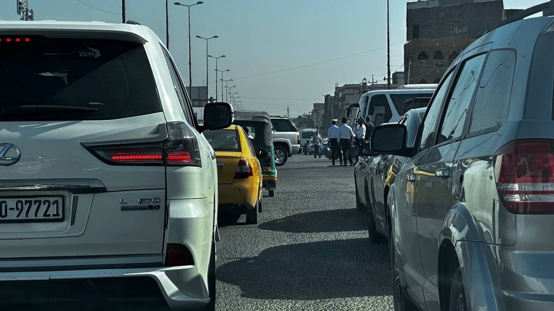 شوارع البصرة لا تتسع لموجة السيارات الصباحية.. 3 أسباب للازدحام (صور)