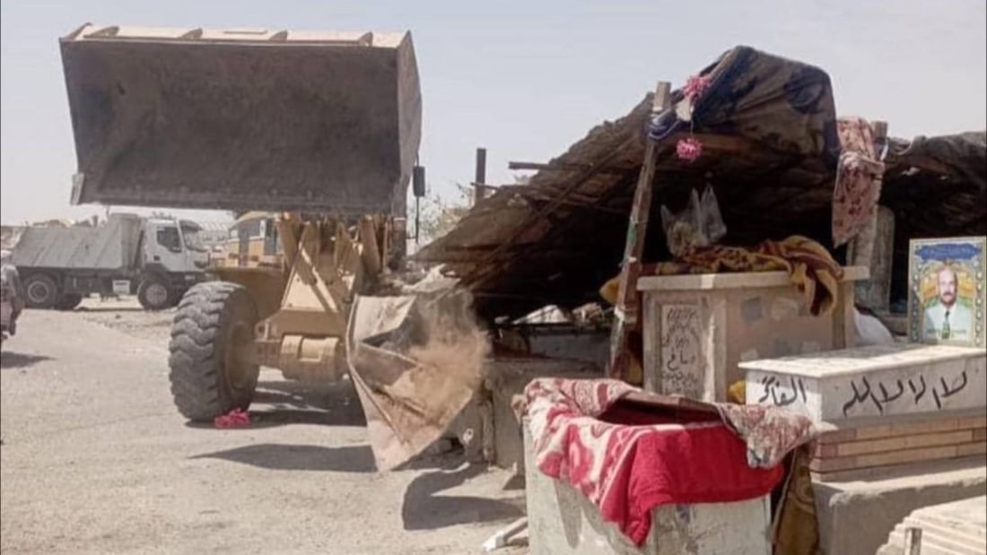 صور: بسطات تزاحم الموتى في مقبرة وادي السلام.. النجف تزيلها استعدادا لزيارة العيد