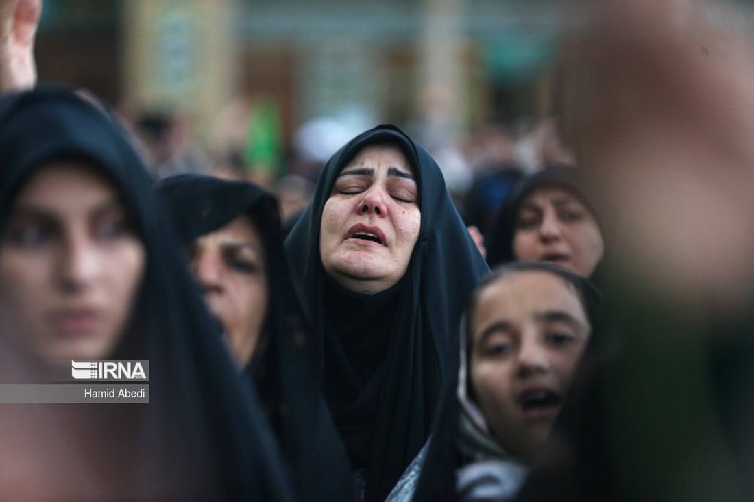 صور من حرم السيدة معصومة.. سيدات إيرانيات يتضرعن بالبكاء لسلامة رئيسي