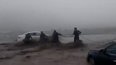 مشاهد تحبس الأنفاس: إنقاذ عوائل بالحبال من السيول الهادرة في كركوك