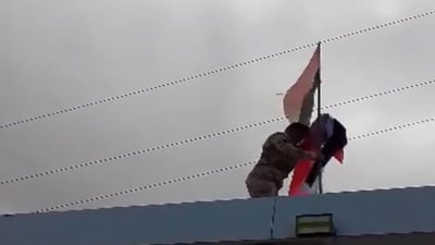 سەربازێک دەیویست ئاڵای عێراق بەرزبکاتەوە کارەبا گرتی و گیانی لەدەستدا