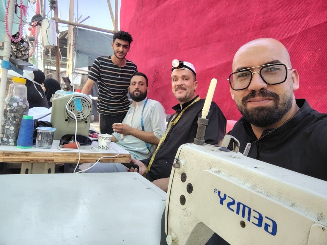 خياطو المشخاب نشروا مكائنهم على طريق المشاية.. خدمة مجانية لإصلاح الحقائب والملابس