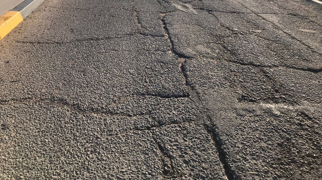 “الطسات” تملأ مجسر السفارات إلى العامرية.. بلا تأهيل منذ عقود ووعد من الأمانة (صور)