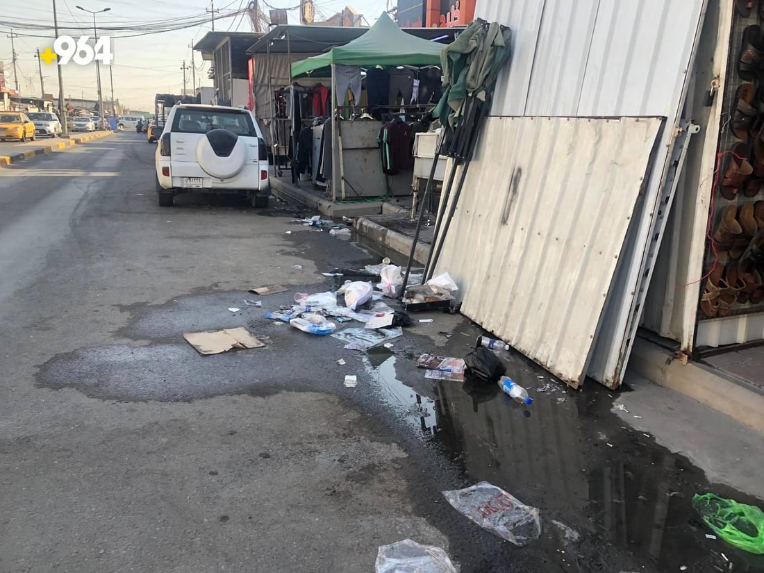 عامل نظافة يحتج على تجار البياع: شارع عشرين أرهقنا والحر قاتل (صور)