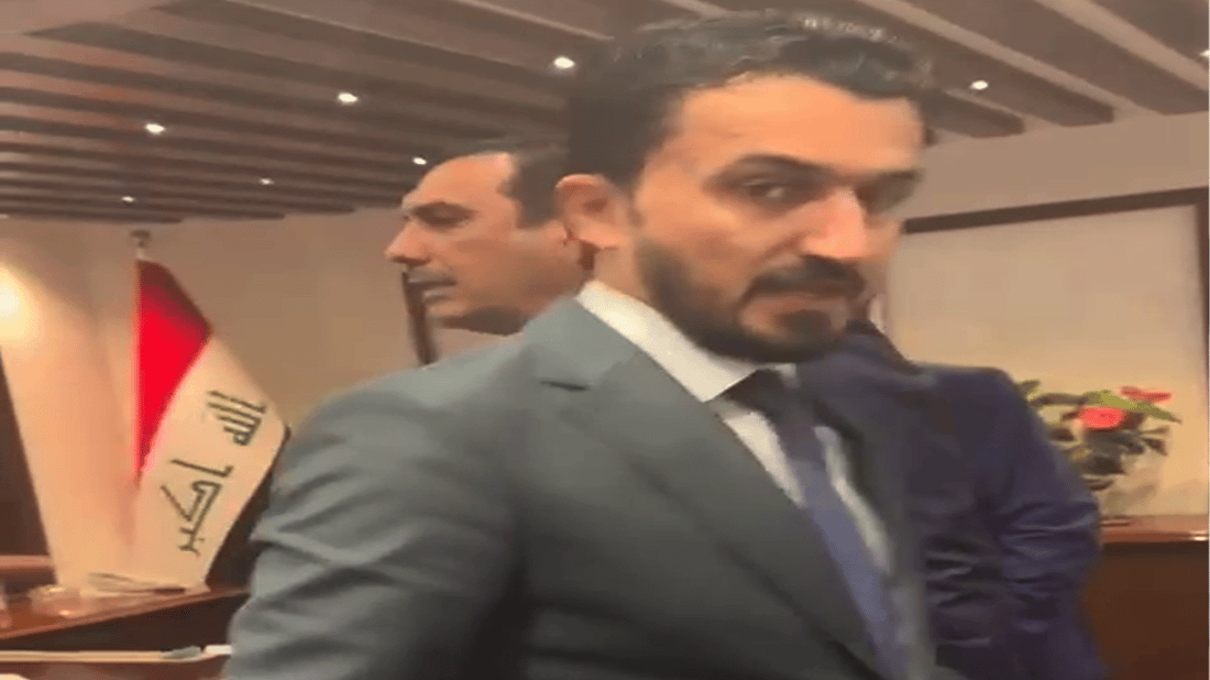 “ماكو انسحاب”.. فيديو لسالم العيساوي يغادر مسرعاً ومصطفى سند ينفي انسحابه