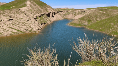 دوو ئامۆزا لەناو پۆندێکدا ئاوی بارانی ئەمساڵیان کۆکردوەتەوە