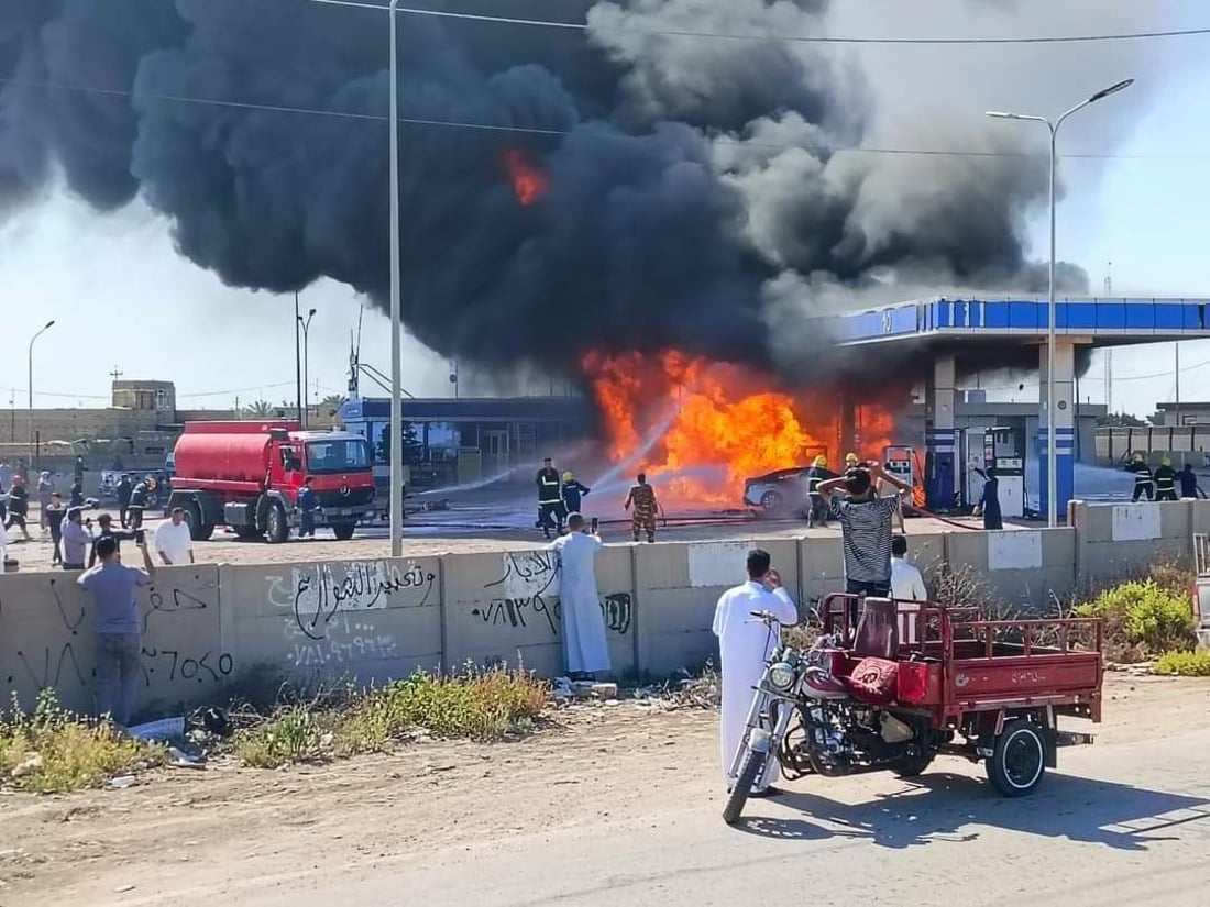 شاهد لحظة احتراق محطة وقود الرميثة.. “بيك اب” سحبت “الهوز” وأوقعت مضخة البنزين