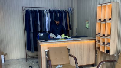 جاء من “تعز”.. خياط يمني يشرح الفرق بين دشاديش العراق والخليج