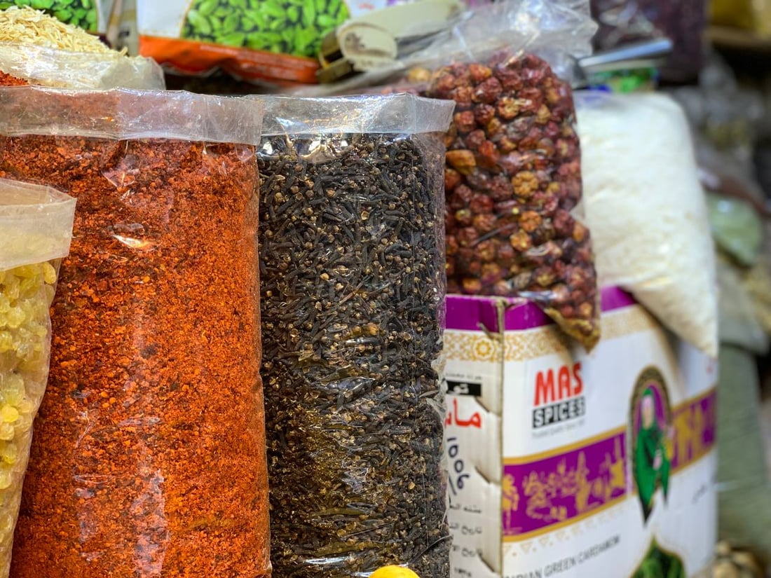 تجار الشورجة في حقول مومباي: مساحة الهند الشاسعة تُنوّع خلطات الكاري العراقية