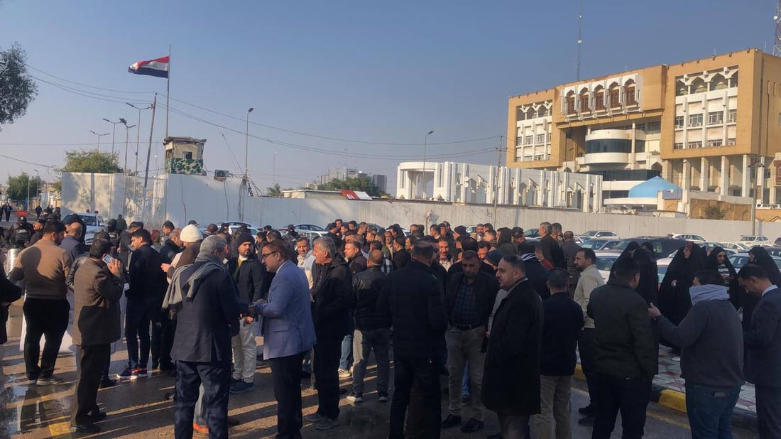 احتجاجات واسعة في النجف ضد إلغاء مخصصات الخدمة الجامعية