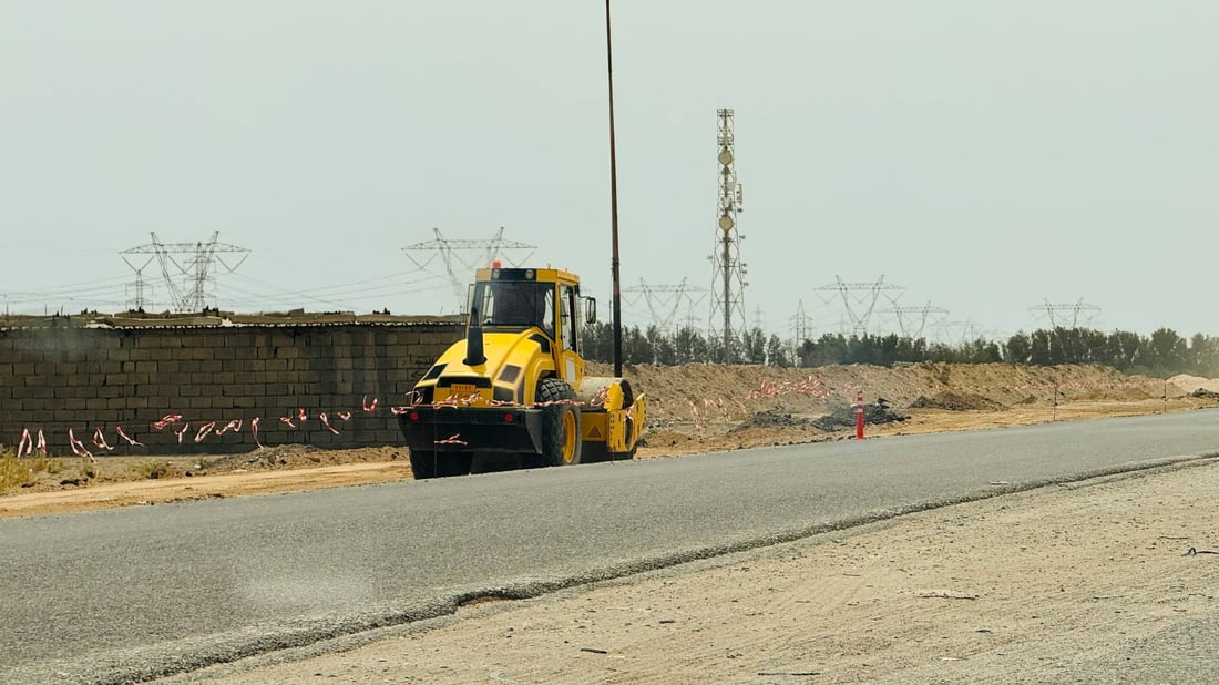 صور: توسعة طريق أم قصر إلى 3 مسارات و11 استدارة وفلكات دائرية جديدة وإنارة