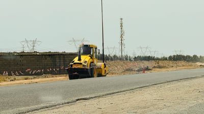 صور: توسعة طريق أم قصر إلى 3 مسارات و11 استدارة وفلكات دائرية جديدة وإنارة