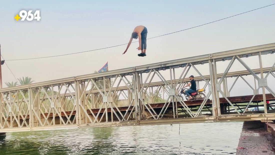 شباب البصرة يختمون عاشوراء بالعوم في الفرات.. والقفز بهلواني من أعلى الجسر (صور)