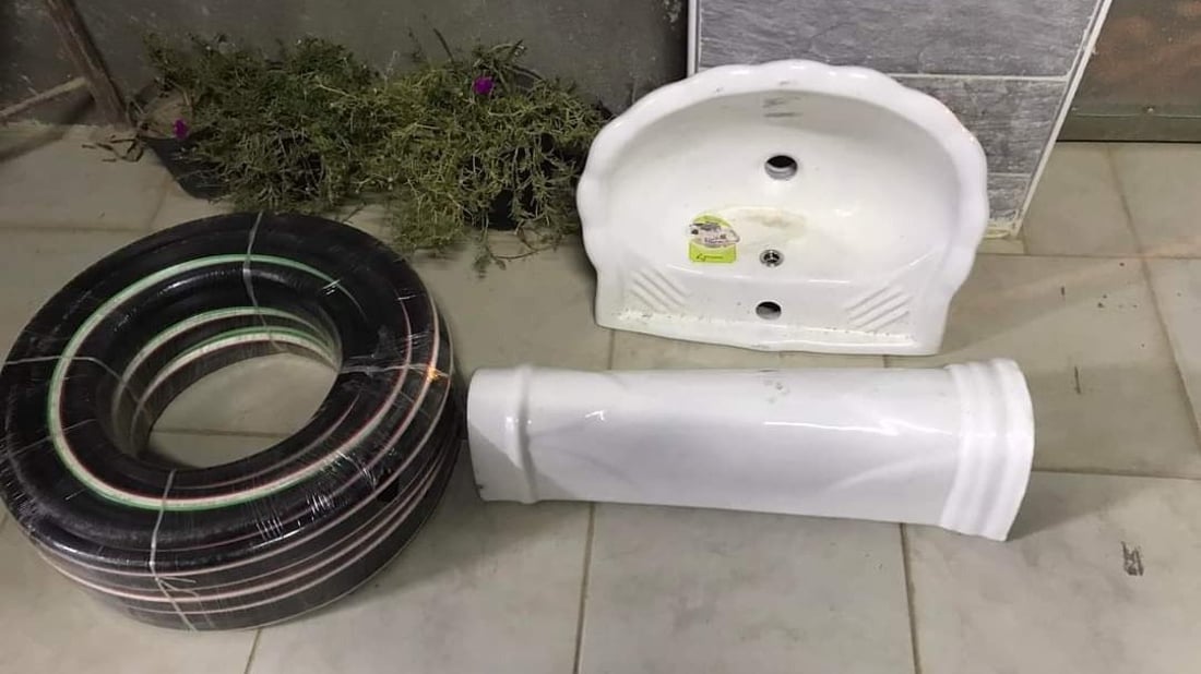 أساتذة بلد يجمعون التبرعات لترميم المدارس: ننتظر المتلكئة منذ 10 سنوات (صور)