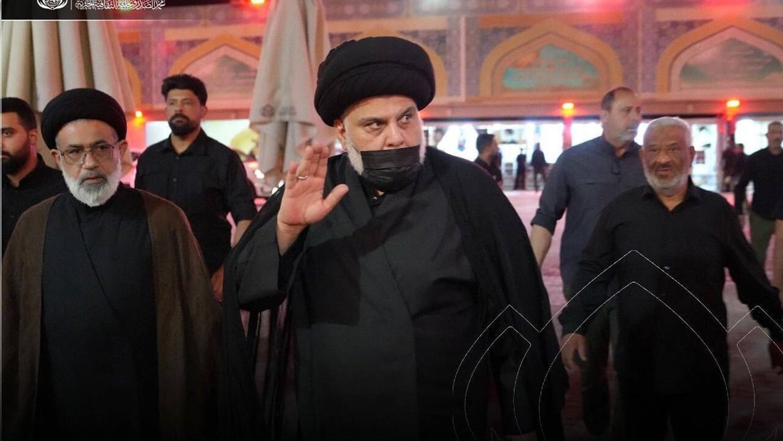 الصدر يدعو ويصلي في مرقد والده ليلة العاشر من محرم (فيديو + صور)