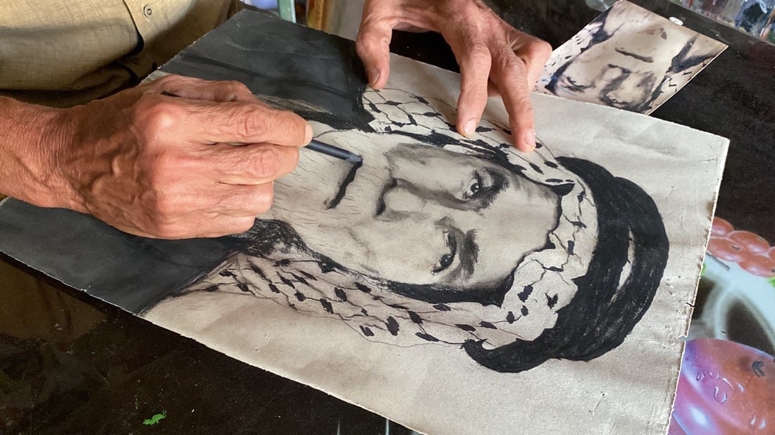 من داخل ورشة حسين صبري في الناصرية: يرمم صور الراحلين ويرسم للفيزياء والكيمياء