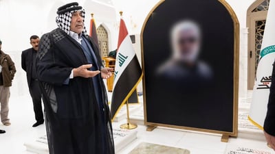 بالغترة والعقال.. عادل عبد المهدي يزور قبري المهندس وعز الدين سليم في النجف (صور)