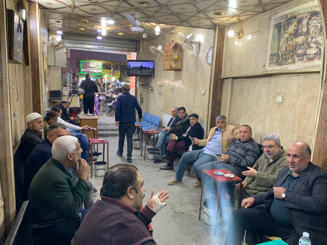 سطور من حياة عميد الزورائيين الراحل في كربلاء وصور من المقهى الشهير في العباسية