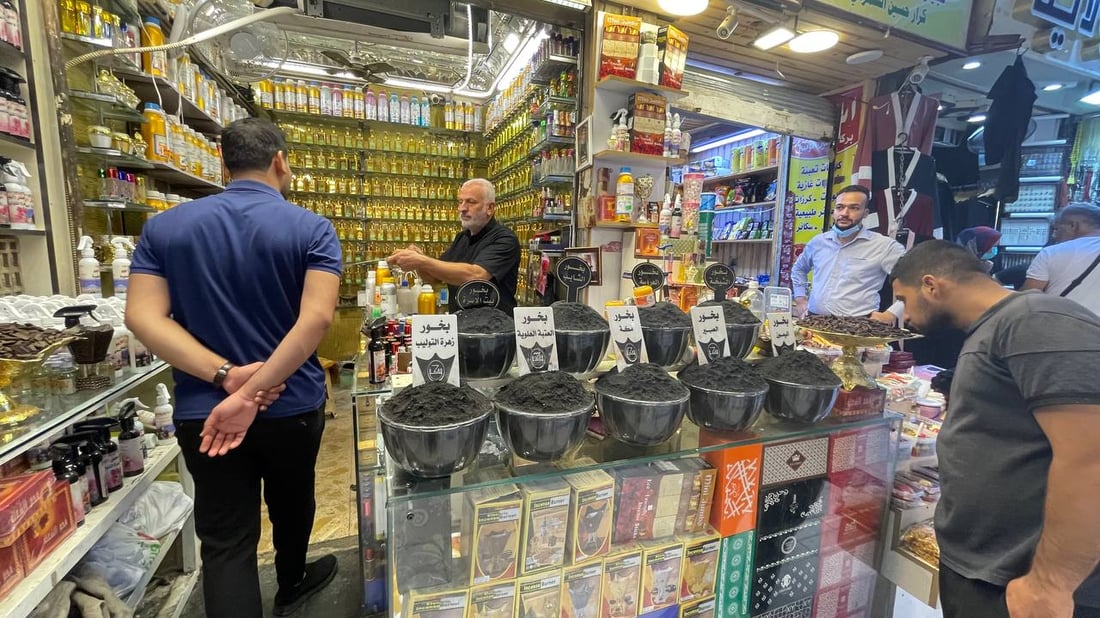 يصدّر خلطة الشايب إلى الخليج.. صور من عطور “عبود غفلة” في سوق النجف الكبير