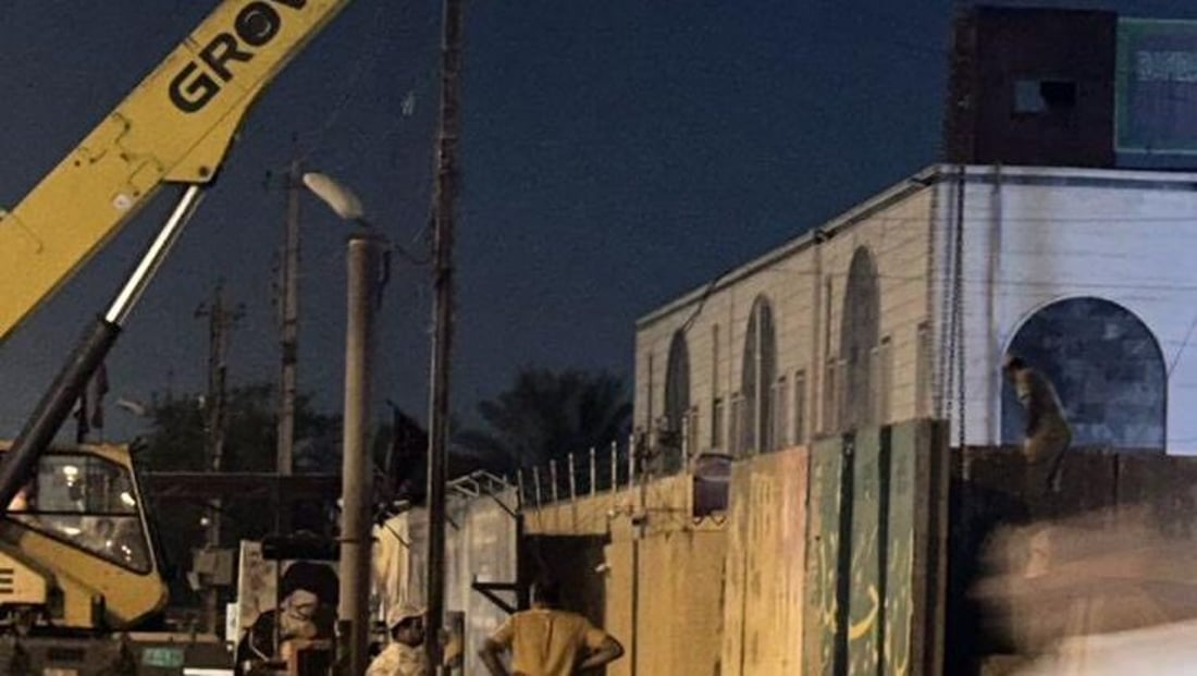 الآن.. العمليات ترفع الكتل الكونكريتية المحيطة بمصرف الرافدين في الكرخ