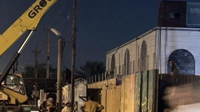 الآن.. العمليات ترفع الكتل الكونكريتية المحيطة بمصرف الرافدين في الكرخ
