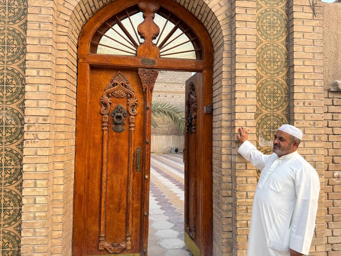 مفتاح طوله متر لبوابة مسجد أهل نجد في الزبير وعلى القفل اسم الأمير