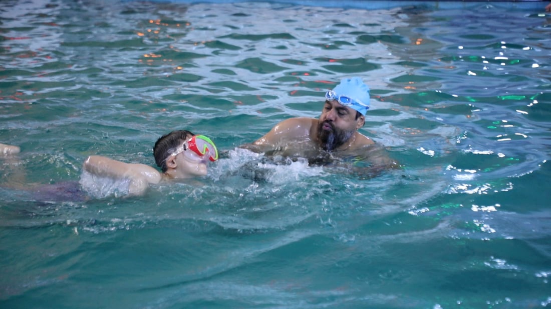 صور: 50 من أطفال الديوانية يحتفلون بإتقانهم السباحة.. “دولفين وكرول” وحركات أخرى