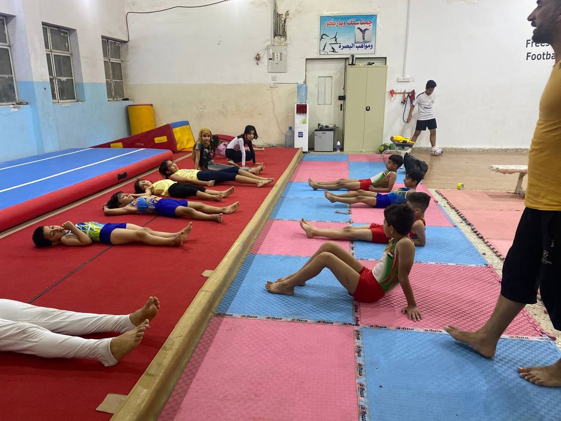 كابتن نوار يدرب أطفال البصرة لذهبية آسيا.. مرح وقساوة في قاعة الجمباز (فيديو)