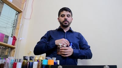 لاحظ الفرق بين تفكير الرجل والمرأة.. صانع عطور الزعفرانية يشمّ ولا يرى!