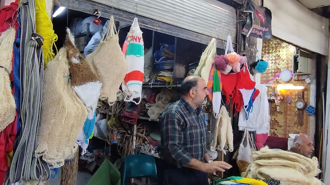كبار السن في الحلة يدققون أثناء شراء “الليفة”.. سوتلي أم “ناعم بصراوي”؟ (صور)