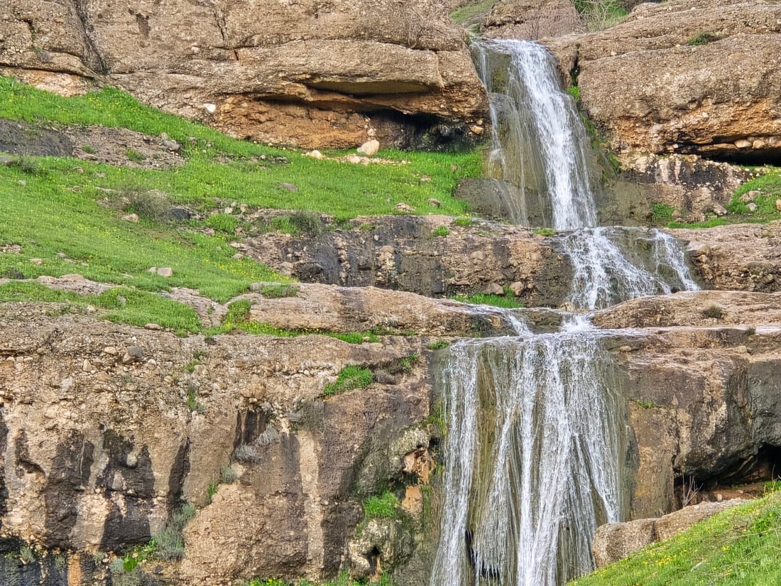 تاڤگەکەی خەلەکان بە چەند قاتێک دێتەخوارەوە و دیمەنەکەی سەرنجڕاکێشە
