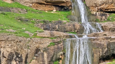 تاڤگەکەی خەلەکان بە چەند قاتێک دێتەخوارەوە و دیمەنەکەی سەرنجڕاکێشە