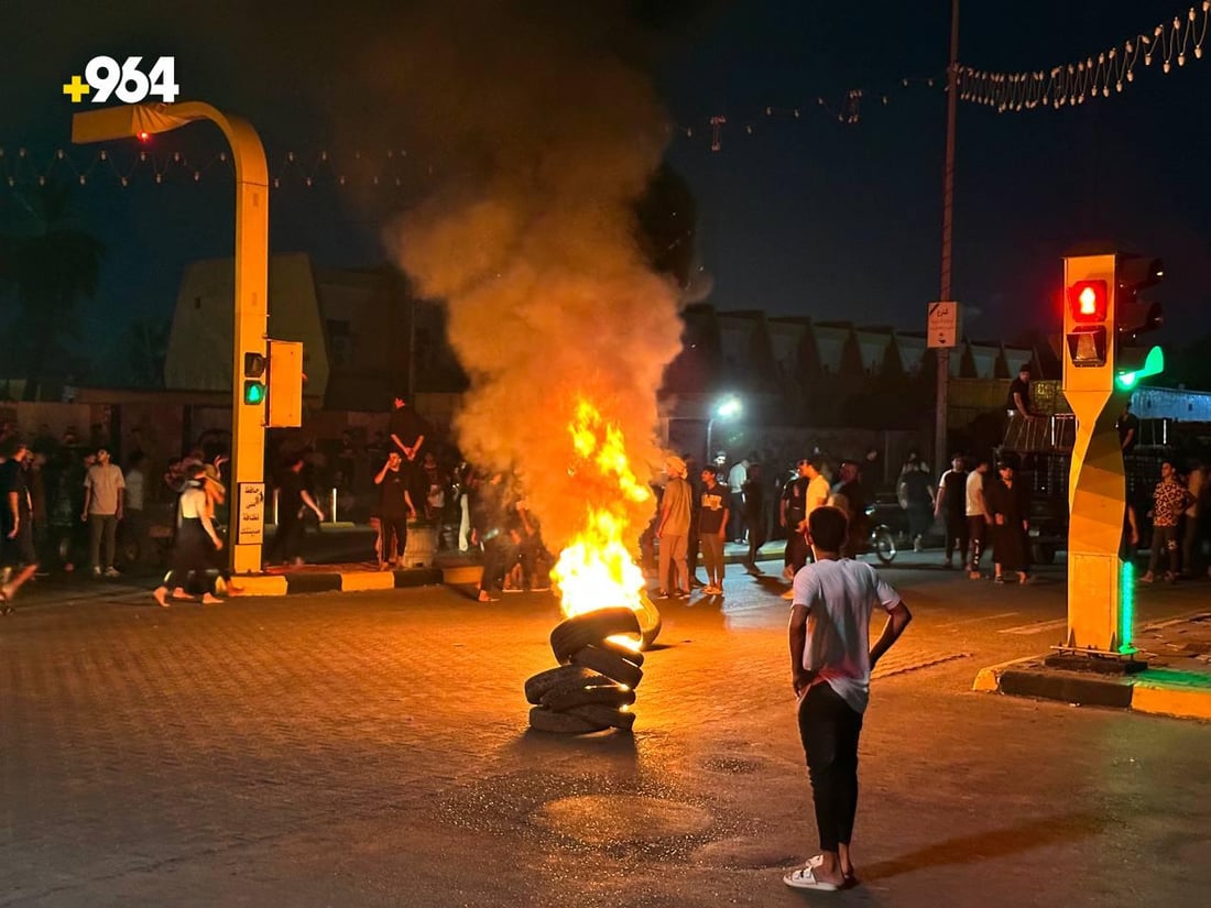 صور من احتجاجات أيمن الكوت: مسيرة غاضبة عبرت “الأحدب” بالإطارات والنار