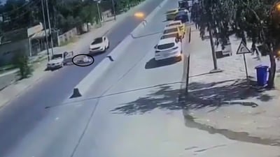 حظ سيئ: سقط أرضا بعد اصطدامه بباب مركبة فدهسته مركبة أخرى (فيديو )