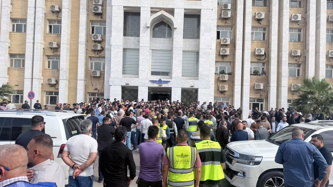 موظفو مطار النجف يحتجون بالتزامن مع عودة رحلات إيران: ثبتونا ولا تخفضوا رواتبنا