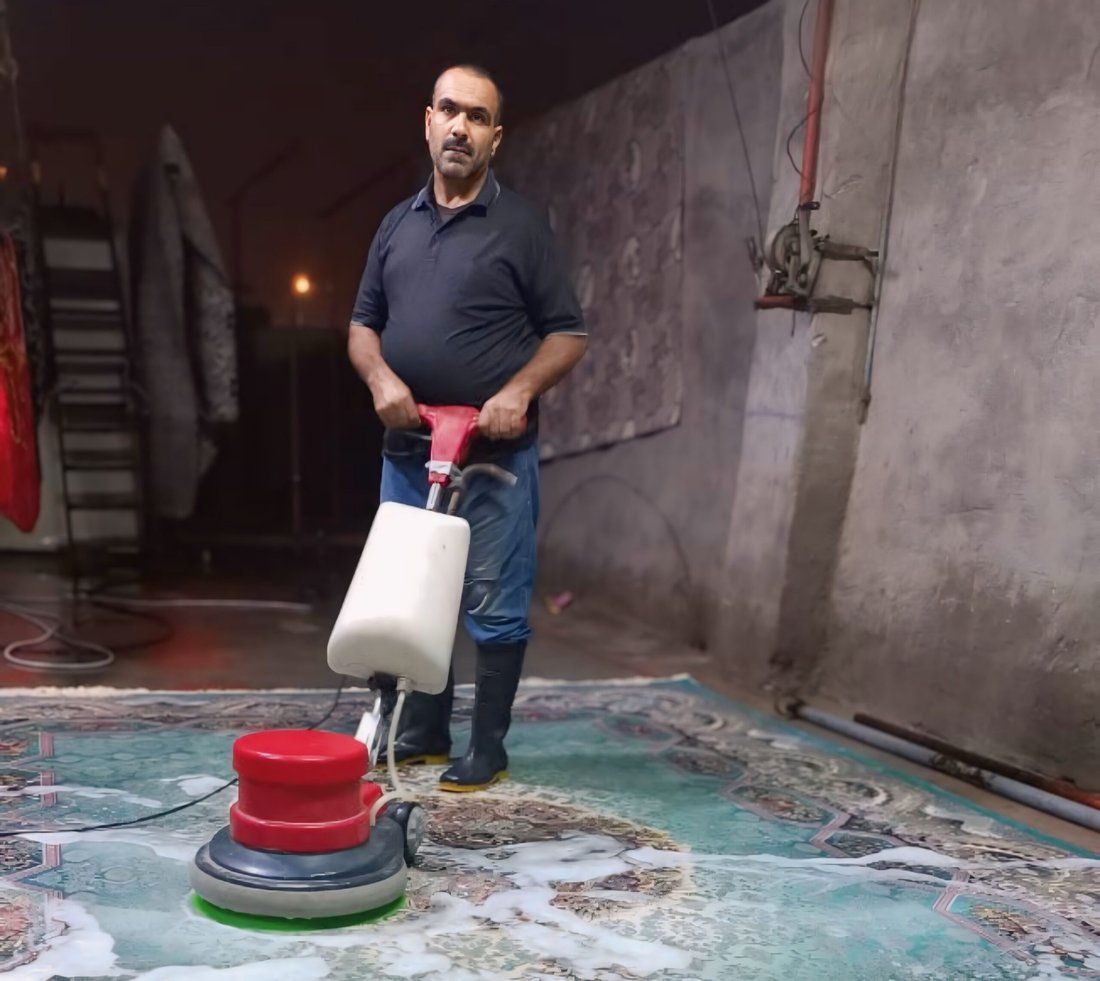 محمد سليمان يغسل سجاد خور الزبير على سطح منزله ويوصلها للزبائن بالستوتة (صور)