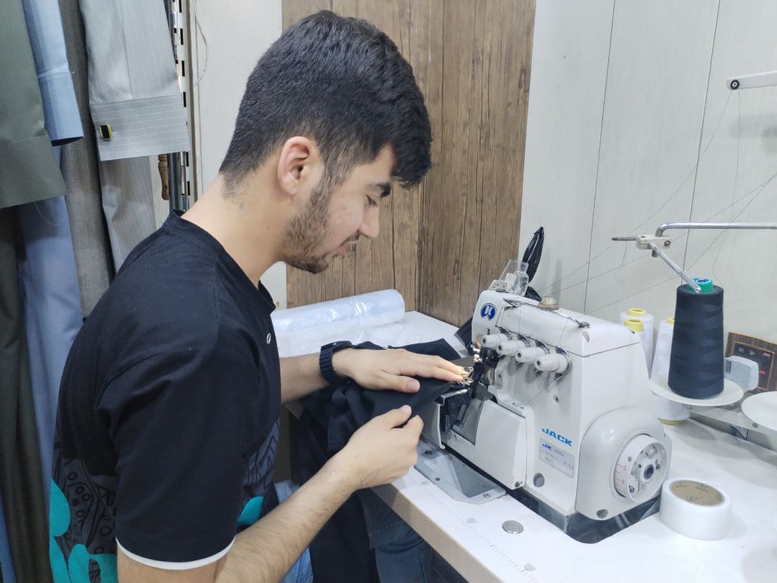 سهرة عند الخياطين في هيت لتجهيز الدشاديش المتأخرة والأسطوات رفعوا أجور العمال
