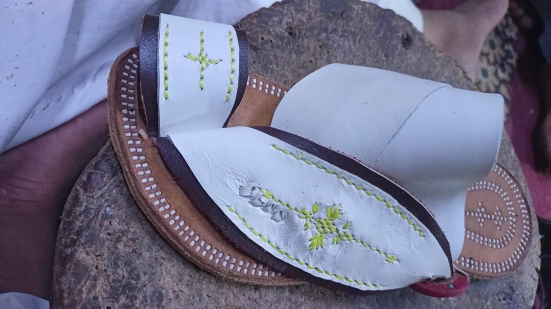 الزبير تصنع “نعل الخرازة” من جلد الجاموس وسعر الزوج يصل إلى 50 ألف دينار (صور)