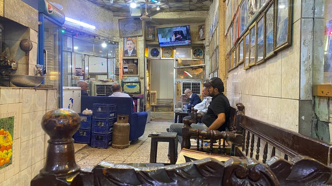 لن نغير “الدزاين”.. جلسة في “التراث” أشهر مقاهي الكاظمية تعيدك إلى عهد المملكة