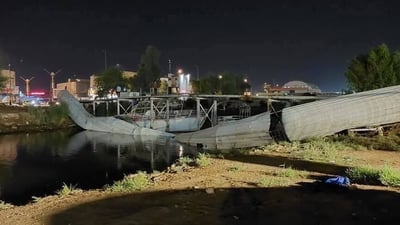 صور: العاصفة الترابية تسقط جسراً في الديوانية