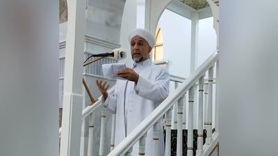 خطيب جامع بالرمادي يهاجم الحكومة بسبب الدولار: ذبحت شعبها من الوريد للوريد