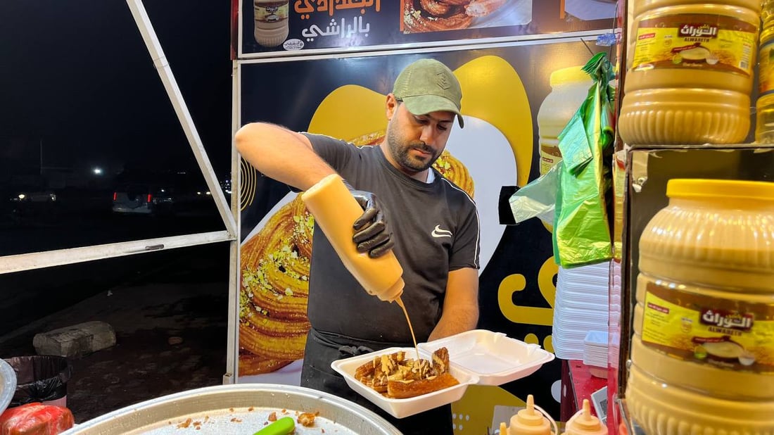 صور: بائع بغدادي “مرتبك” مع لهجات البصرة.. “رهش وعرموط” عند كشك الداطلي والراشي