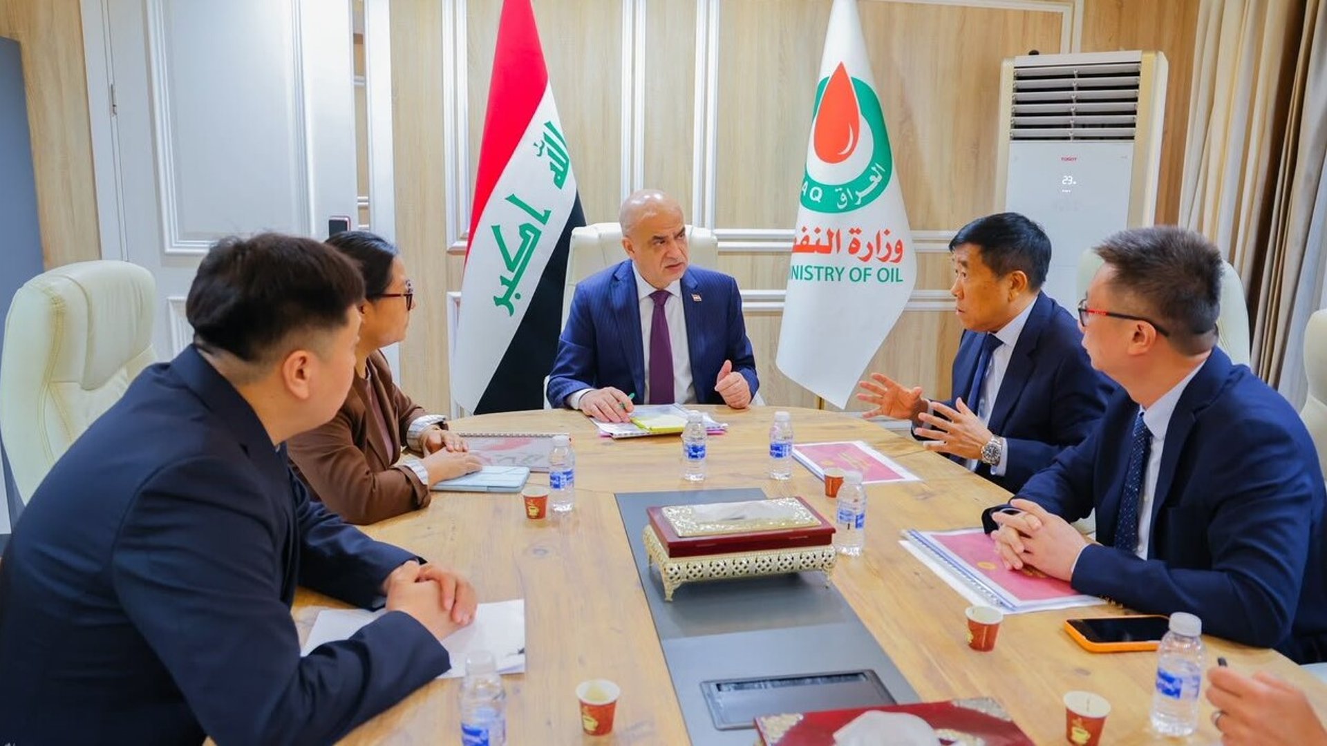 النفط تبحث مع "UEG" تطوير حقول الفيحاء والسيبة ومشروع الفاو