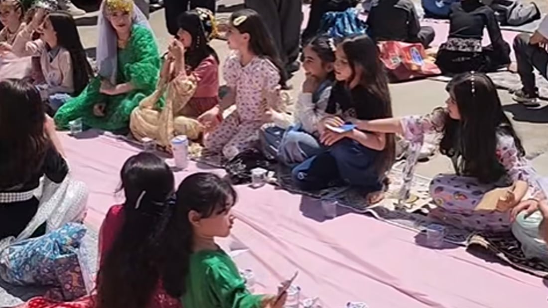 هەر لە حەوشەى پشتەوە سەفرەى خۆیان کرد