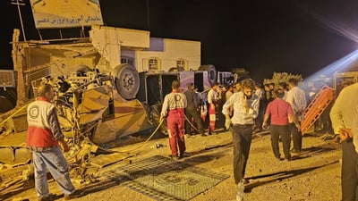 پاسێکی زیارەتکاران وەرگەڕا و 28 کەس گیانیان لەدەست دا