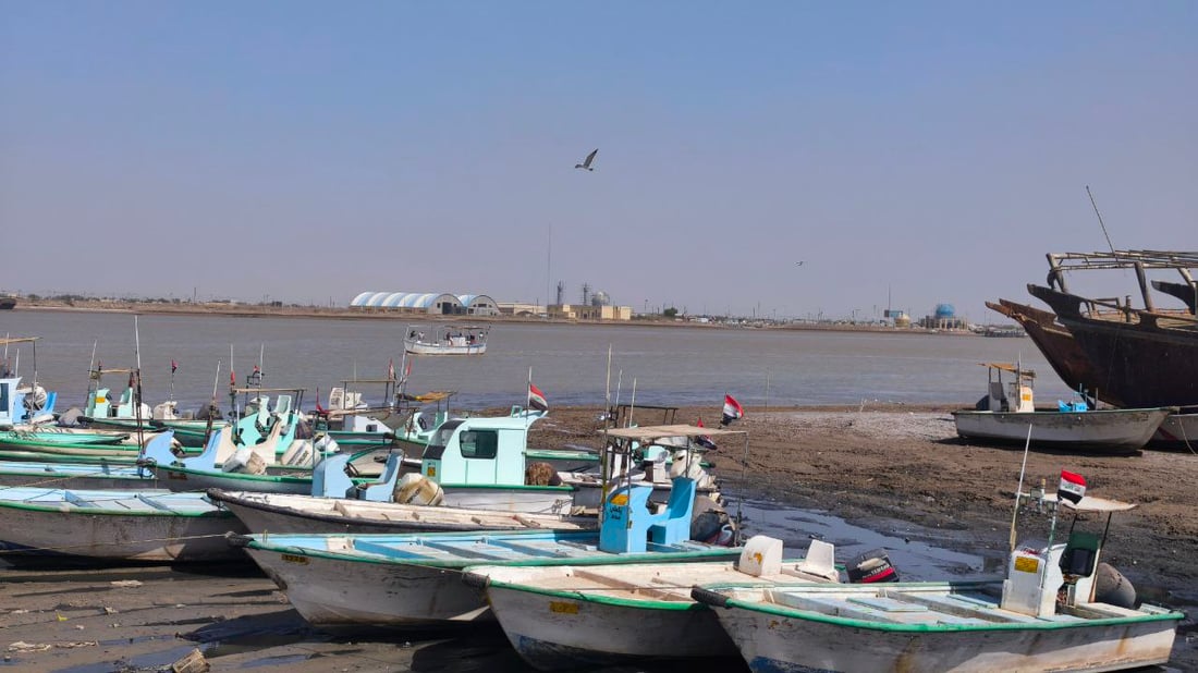 رياح عالية تؤخر إبحار الصيادين في الفاو وتحد من تنوع الأسماك بمرسى النقعة