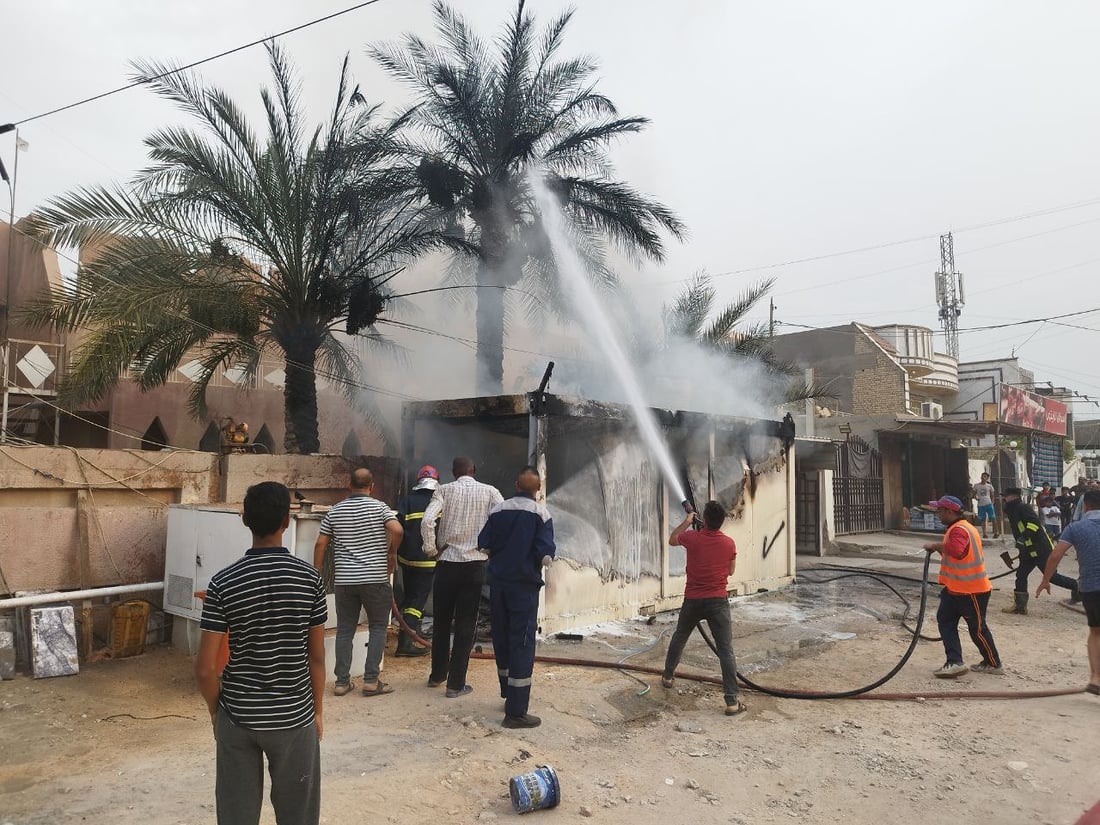 صور من الحلة قبل قليل: النيران تلتهم كرفاناً لحماية منزل قائد أمني