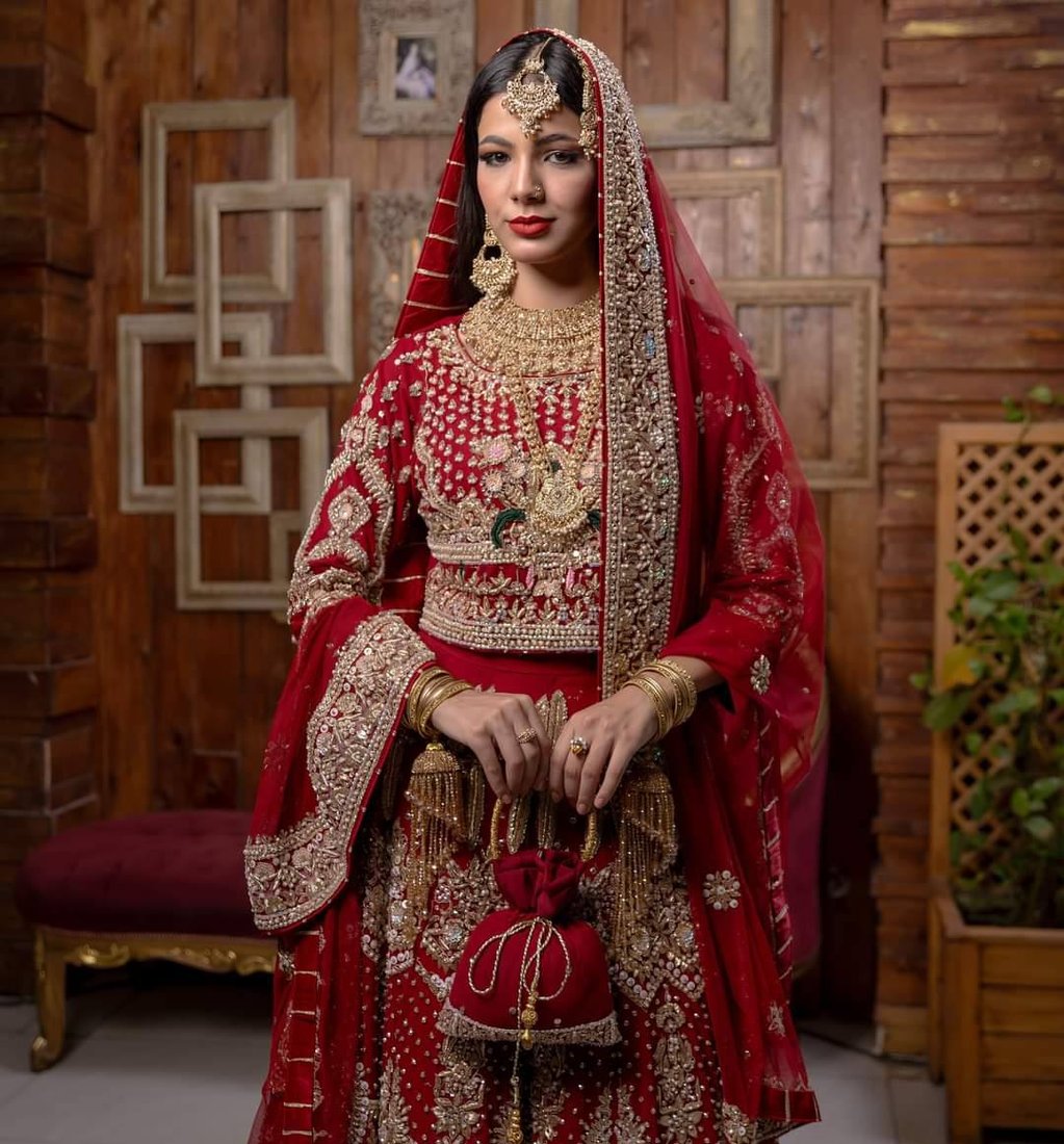 Two sisters open Dulhan Boutique in Kut, bringing Pakistani and Indian fashion to locals